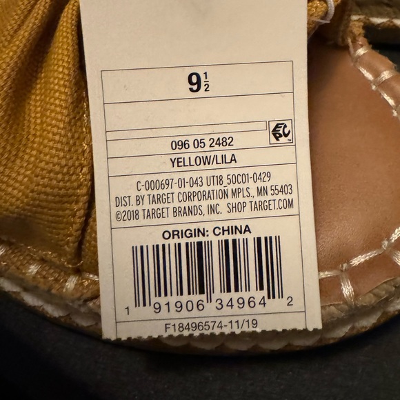 NWT Yellow Universal Thread Sandals - Picture 4 of 5